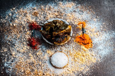 Farklı baharatlar ile popüler Hint biber turşu