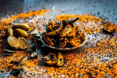 Popüler Hint kabak turşu baharatlar ile yakın çekim