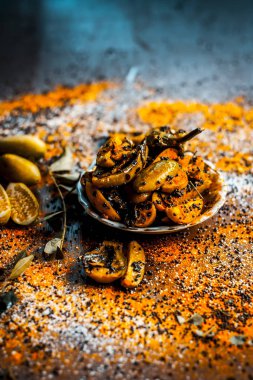 Popüler Hint kabak turşu baharatlar ile yakın çekim