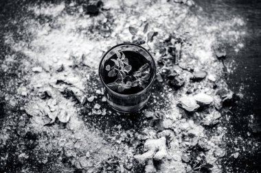 Ayurvedik bitkisel içki fesleğen ve zencefil tozu ile