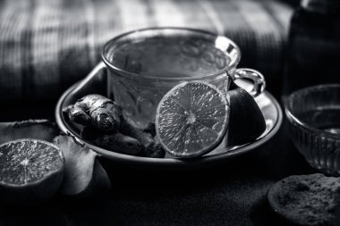 Zencefil ve limon ile bitkisel çay kapatır