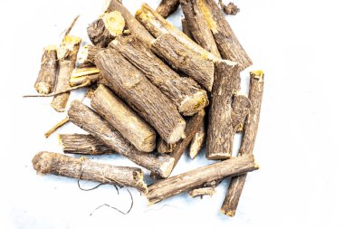 Ayurveda ot meyan kökü kökleri beyaz arka plan üzerinde Kapat