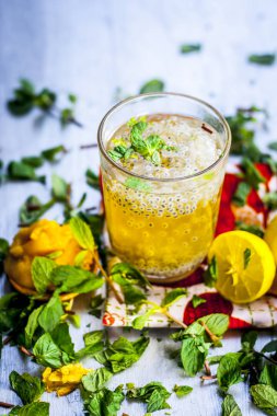 Zencefil ve limon suyu ile Hint içki Jaggery Shrabat