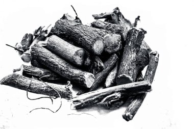 Ayurveda ot meyan kökü kökleri beyaz arka plan üzerinde Kapat