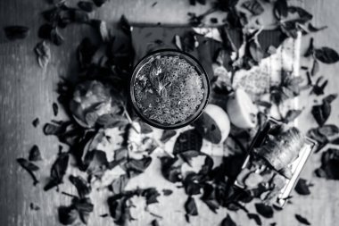 İçki jaggery shrabat otlar ile üstten görünüm tablo