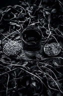 Kadar yakın çemen tohumu ve ayıklanan su ile