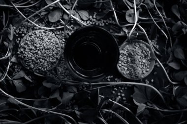 Kadar yakın çemen tohumu ve ayıklanan su ile