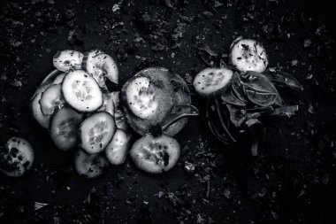 Salatalık ve Aloe Vera dilimleri masada yakın çekim