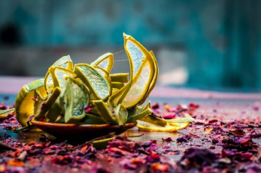 Salatalık ve aloe vera dilimleri kuru gül yaprakları ile 