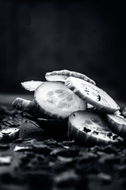 Salatalık ve aloe vera dilimleri kuru gül yaprakları ile 