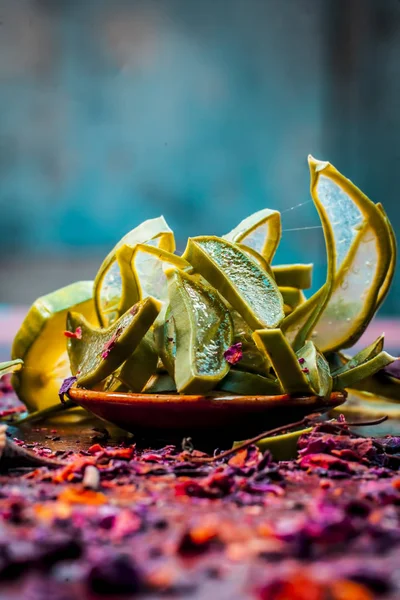 Gurken Und Aloe Vera Scheiben Mit Trockenen Rosenblüten — Stockfoto