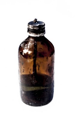 Eski şişe mum üzerinde beyaz izole kapatmak