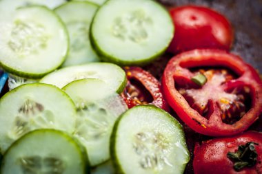 Salatalık ve domates dilimleri yakın çekim