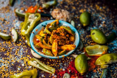 Masada malzemelerle geleneksel ham mango turşusu, yakın çekim