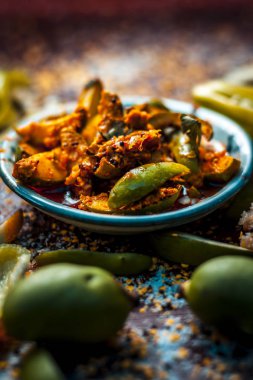 Masada malzemelerle geleneksel ham mango turşusu, yakın çekim
