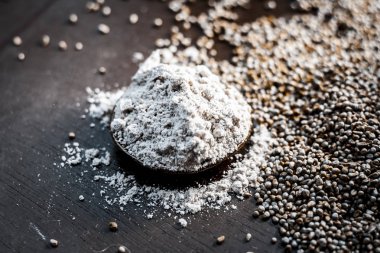 Darı ahşap yüzeyde un yakın çekim 