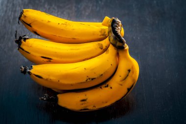 Salkım muzu ahşap yüzeyde, yakın çekim 