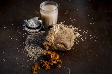 İçki arpa kanji ile baharat ahşap masa üzerinde Kapat