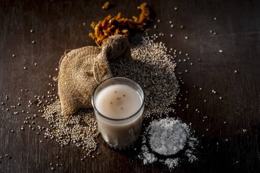 İçki arpa kanji ile baharat ahşap masa üzerinde Kapat