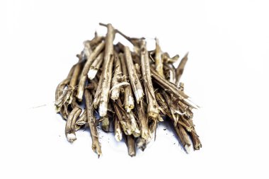 Ashwagandha kökleri üzerinde beyaz izole kapatmak