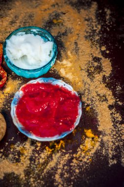 Parlayan genç cilt, ipeksi pürüzsüz genç cilt ve genç yüz bitkisel tedavi için domates yüz paketi yapılmış domates, fuller's earth, multani mitti, lor ve gül yaprakları.