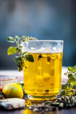 Yaz içki panakam ahşap yüzeyde malzemelerle, yakın çekim 