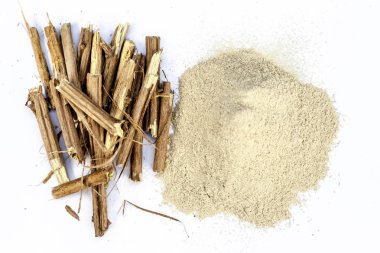 Ashwagandha kökleri ve beyaz temel saç dökülmesi için faydalı olarak izole onun tozu olarak da bilinen Hint ginseng,,