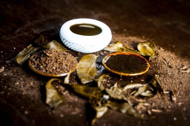 Neem bal ve sandalet ahşap ile yüz paketi