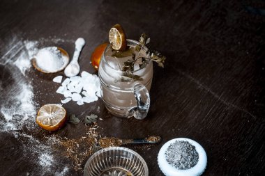 Jaljeera içki masasında farklı baharatlar ile yakın çekim