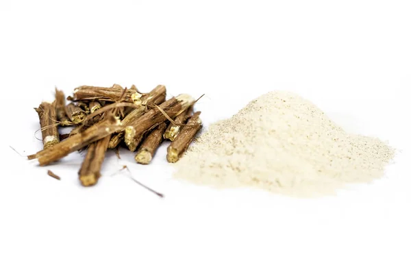 Ashwagandha Raíces Polvo También Conocido Como Ginseng Indio Aislado Blanco —  Fotos de Stock