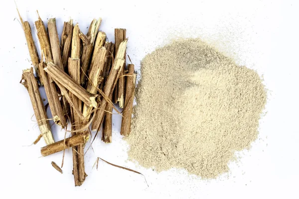 Ashwagandha kökleri ve beyaz temel saç dökülmesi için faydalı olarak izole onun tozu olarak da bilinen Hint ginseng,,