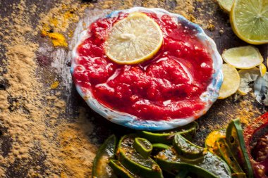 Domates yüz paketi aloe vera ve limon dilimleri ile yakın çekim