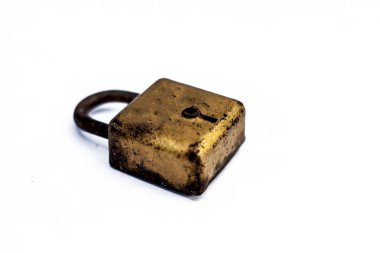 Altın kilit beyaz arka plan üzerinde izole kapatmak