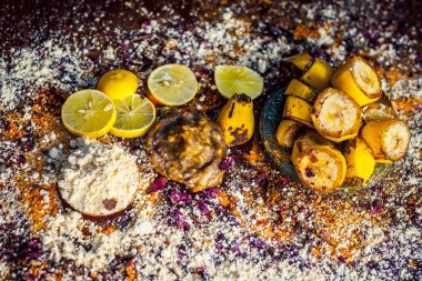 Limon dilimleri ve baharat ile muz yüz paketi