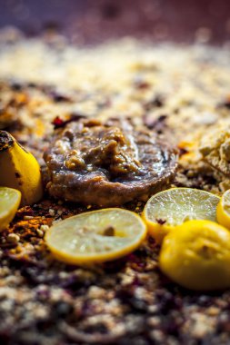 Muz yüz paketi un ve limon dilimleri ile