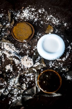 Neem tozu ile un ve ahşap arka plan üzerinde yüz paketi