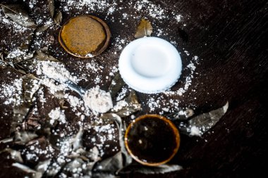 Neem tozu ile un ve ahşap arka plan üzerinde yüz paketi