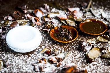 Neem yaprağı pirinç suyu ile yüz paketi, yakın çekim 