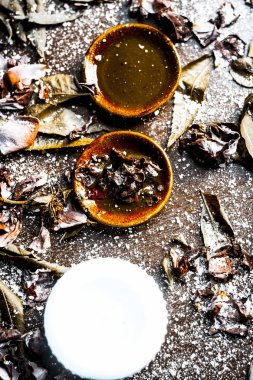 Neem yaprağı pirinç suyu ile yüz paketi, yakın çekim 