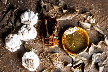 Yüz paketi ile sarımsak yağı ve neem ağacı ahşap yüzeye bırakır 