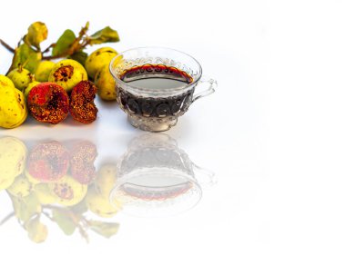 Beyaz arka plan üzerinde dikdörtgen meyve içecek fincan