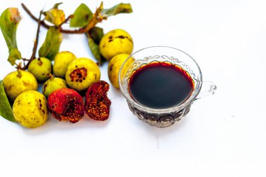 Beyaz arka plan üzerinde dikdörtgen meyve içecek fincan