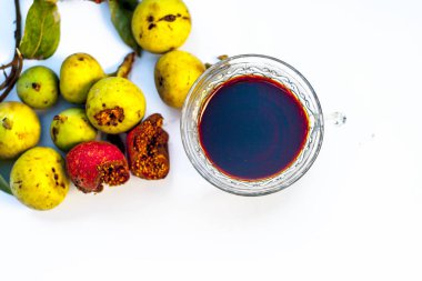 Beyaz arka plan üzerinde dikdörtgen meyve içecek fincan