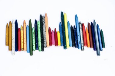 Satır beyaz arka plan üzerinde renkli mum boya kalemi