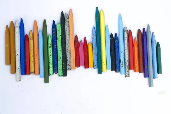 Satır Beyaz Arka Plan Üzerinde Renkli Mum Boya Kalemi — Stok fotoğraf