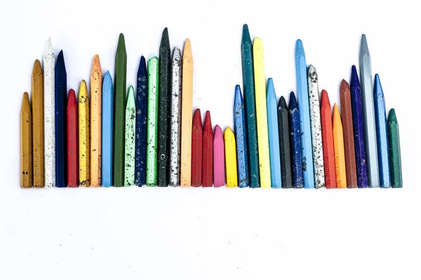 Satır Beyaz Arka Plan Üzerinde Renkli Mum Boya Kalemi — Stok fotoğraf