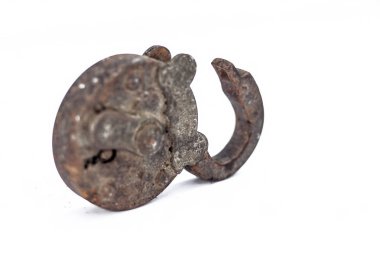 Beyaz arka plan üzerinde yalıtılmış bağbozumu paslı kilit yakın çekim