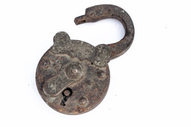 Beyaz arka plan üzerinde yalıtılmış bağbozumu paslı kilit yakın çekim