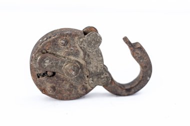 Beyaz arka plan üzerinde yalıtılmış bağbozumu paslı kilit yakın çekim