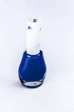 Renkli oje şişesinin üzerinde beyaz izole kapatmak